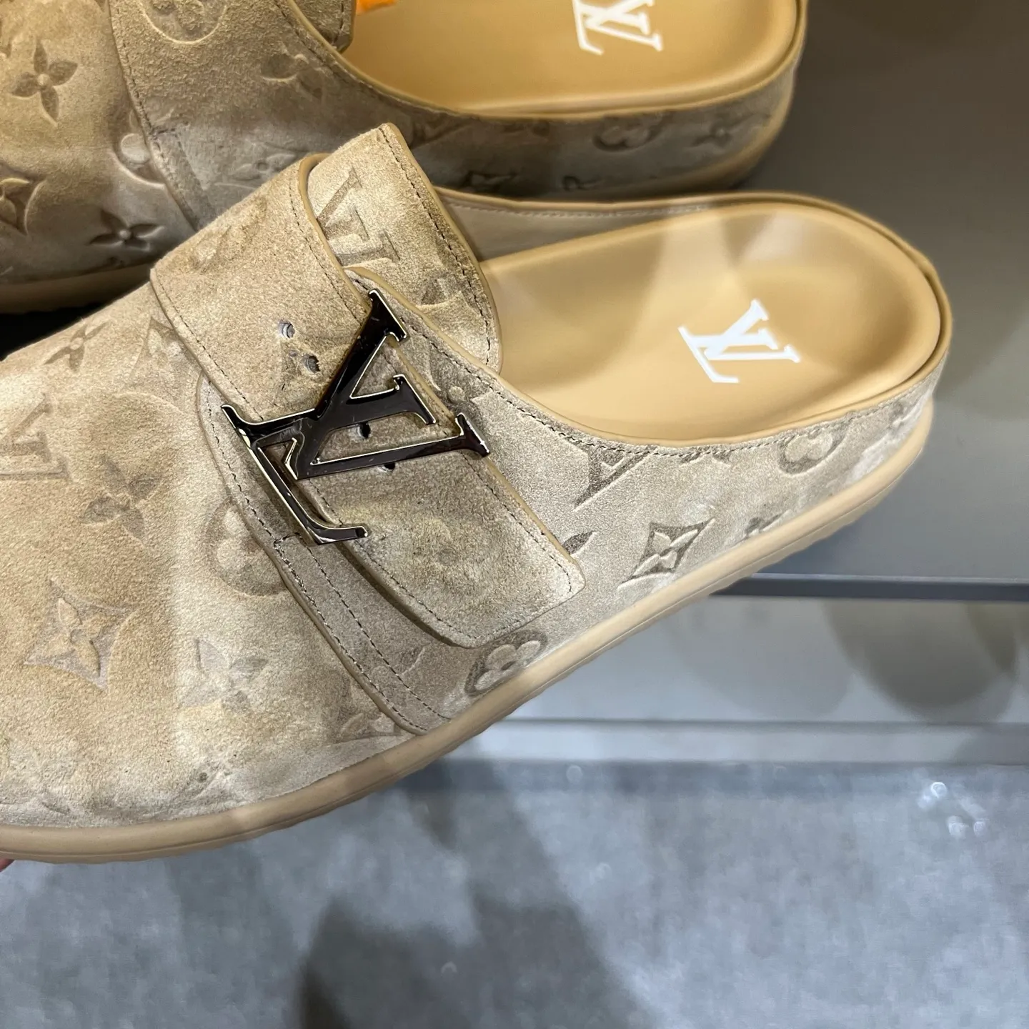 P360, 38-45 LV Easy 2025 new men's casual sandals, made of suede cow leather, with Monogram pattern to highlight the trendy style. Adjustable straps illuminated with LV letters, while a resilient insole and micro outsole provide lightweight comfort. Made of suede cow leather with embossed Monogram pattern and brand element metal hardware✅Adjustable straps➕Tough insole‼ ️Micro outsole. Comfortable and easy to wear‼ ️ P: 360, size: 38-45